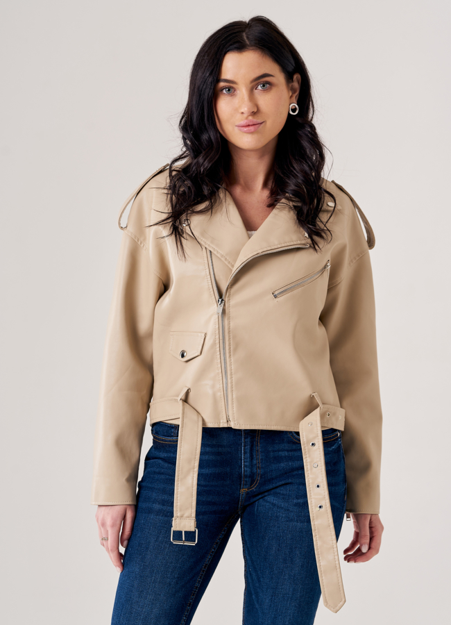 Куртка из эко кожи бежевого цвета модель № 20791 меха малина