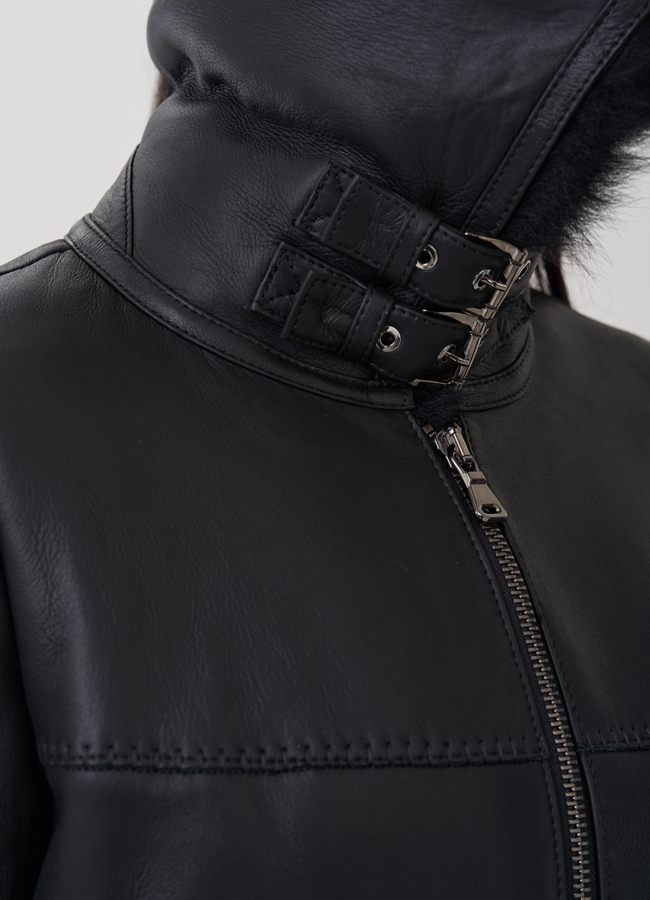 Женская дубленка черного цвета  модель № 25628 универмаг малина