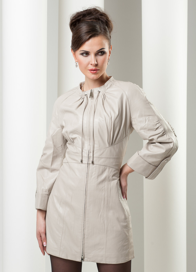 Кожаный плащ на молнии бежевого цвета модель № K-140 меха малина