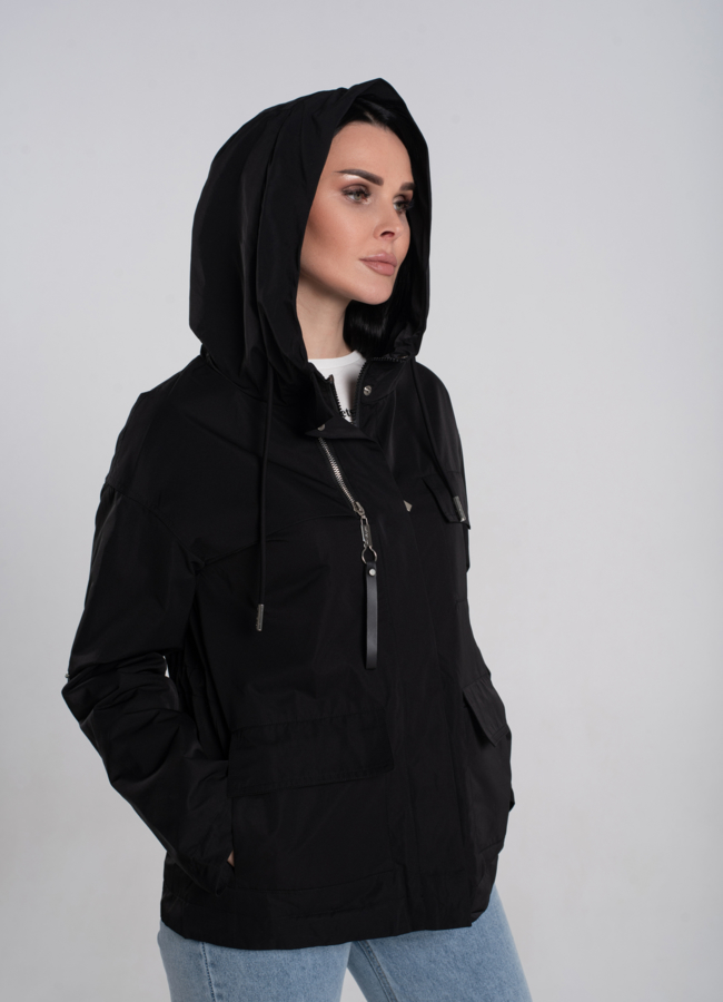 Ветровка женская черного цвета с капюшоном  модель № 21232 в рассрочку