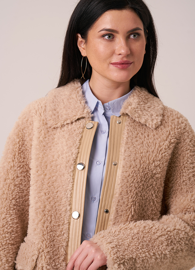 Укороченная шуба из эко меха на кнопках в бежевом цвете модель № 12009 в рассрочку