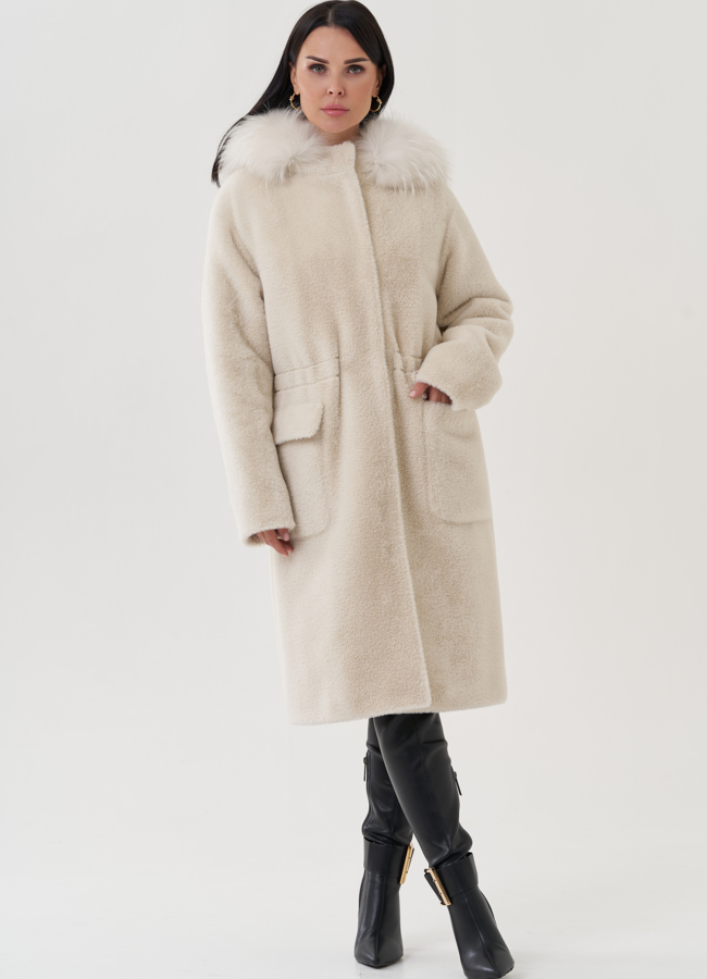 Полупальто бежевого цвета из эко меха модель № 24691 меха малина