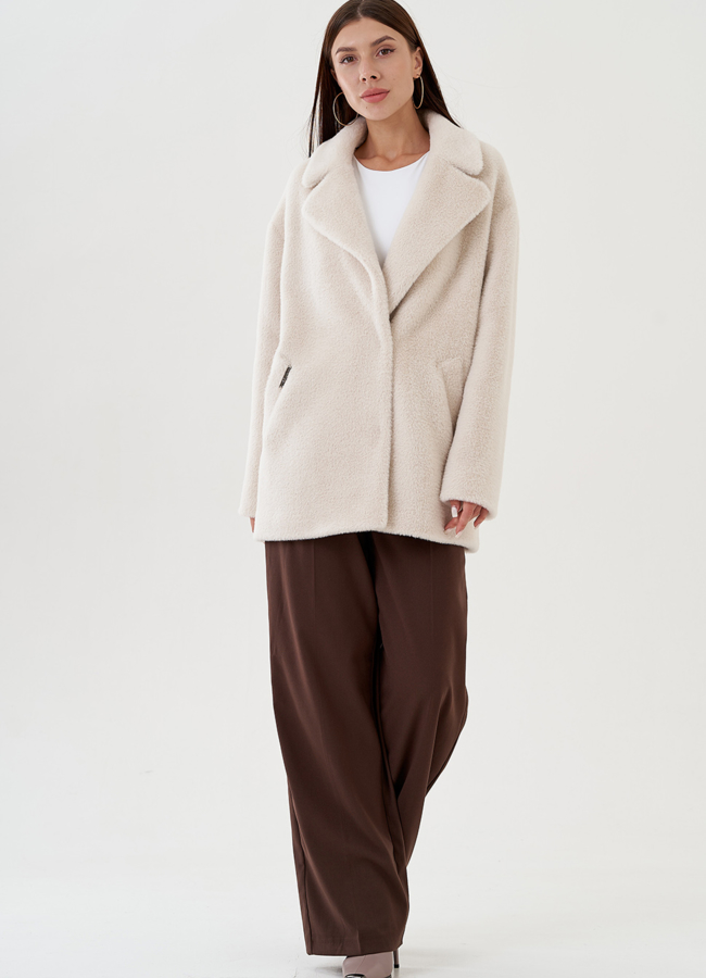 фото Женское полупальто в светлом цвете с английским воротником модель № 80654