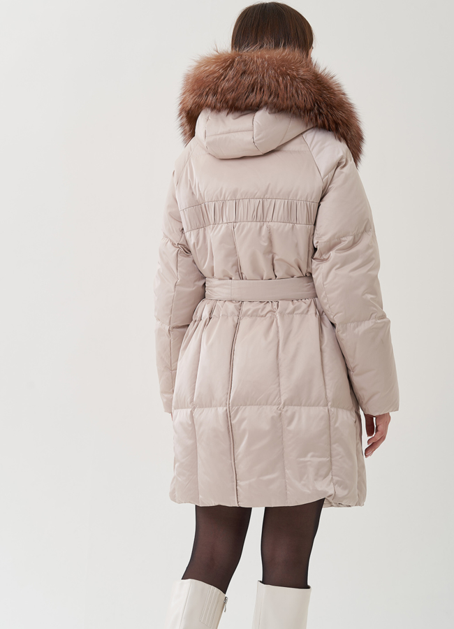 фото Пуховик бежевого цвета с отделкой капюшона модель № 25370