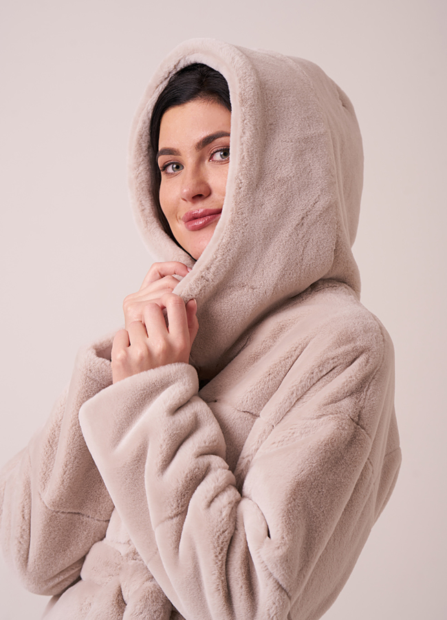 Пальто из искусственного меха с капюшоном  модель № 19076 универмаг малина