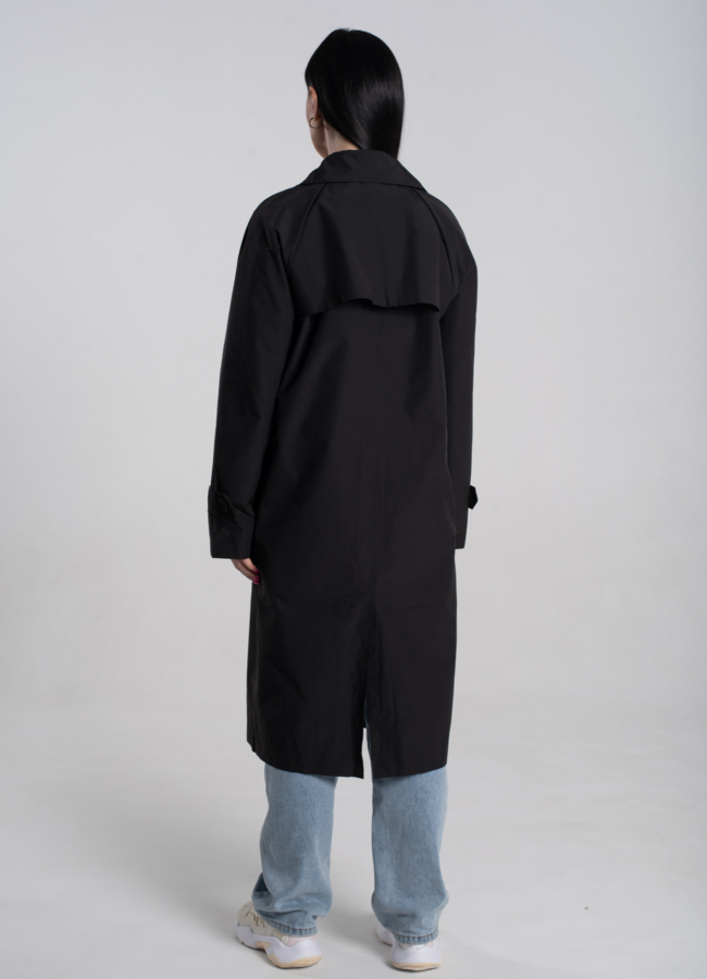 Плащ женский с английским воротником черного цвета  модель № 24546 универмаг малина