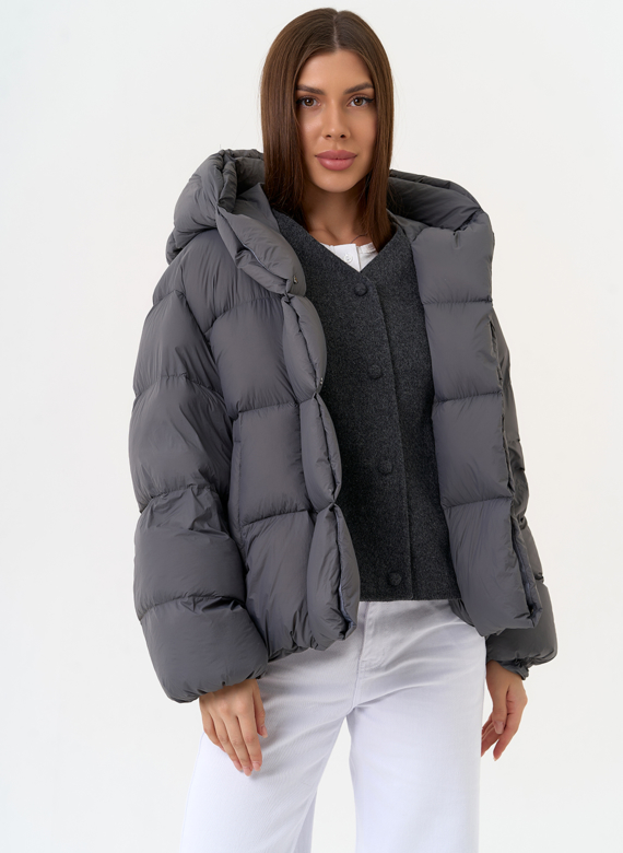 Короткий пуховик с трикотажной манишкой
