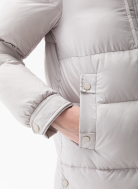 Женский пуховик с капюшоном из енота