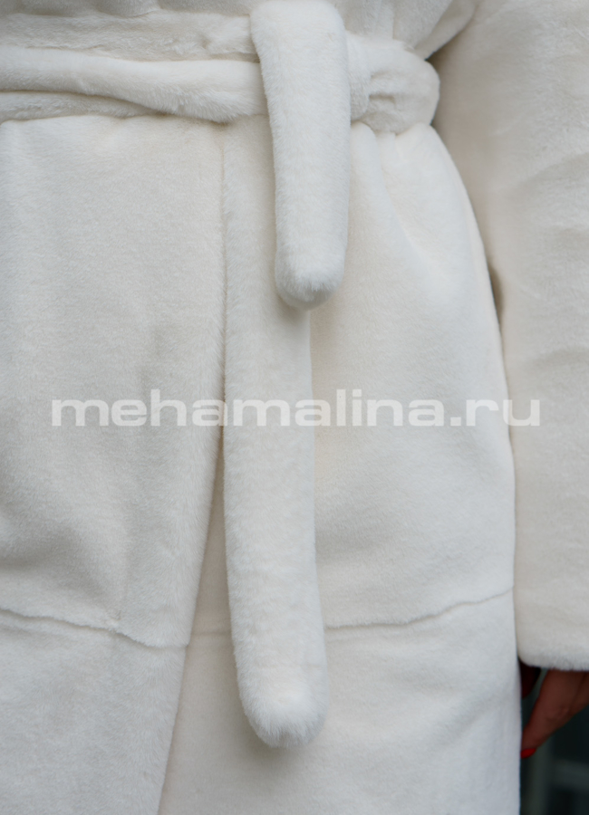 Шуба из искусственного меха белого цвета с воротником стойка и поясом модель № 7421 универмаг малина