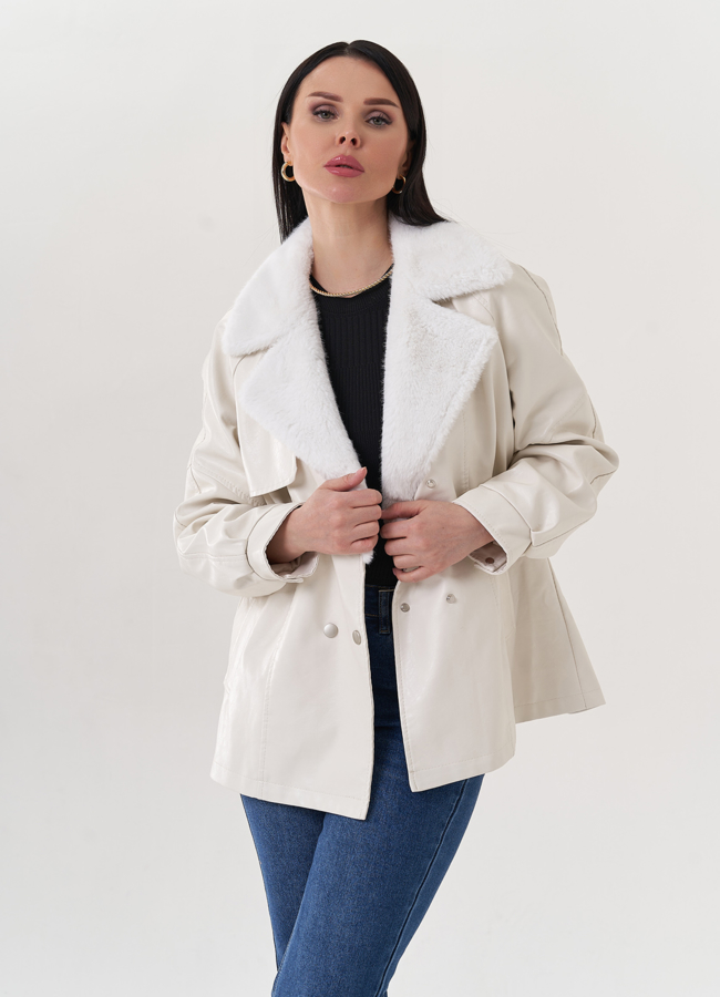 Жакет белого цвета с эко мехом модель № 26847 в рассрочку