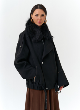 Женское укороченное пальто с отделкой из меха лисы