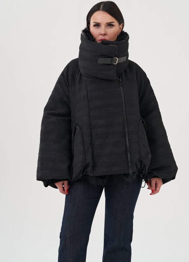 Куртка черного цвета с отделкой из овчины модель № 24933 в кредит