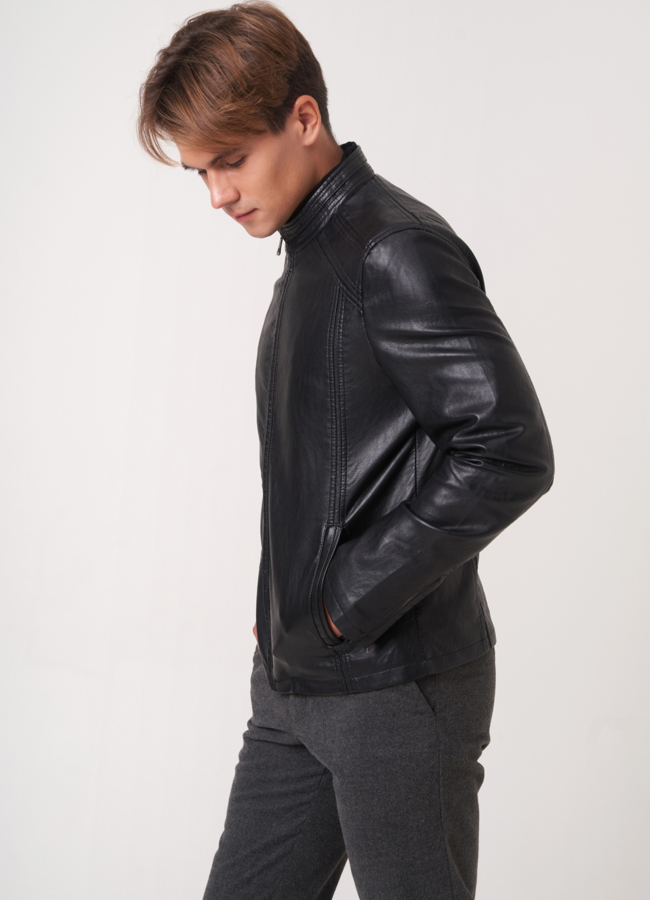 фото Куртка из эко кожи на молнии в черном цвете модель № 882