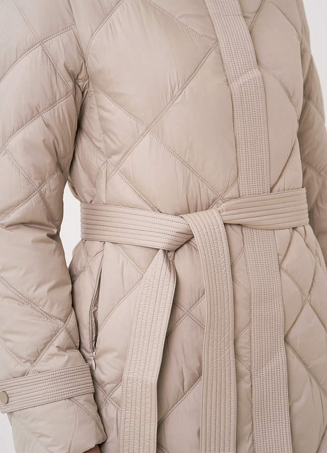 Бежевый удлиненный пуховик с капюшоном модель № 011 в рассрочку