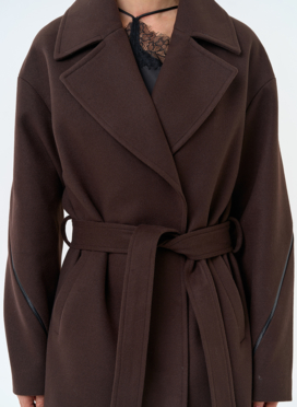 Женское пальто с английским воротником