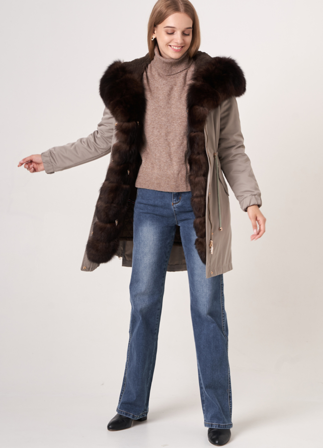 Парка бежевого цвета с отделкой из песца модель № 18066 меха малина