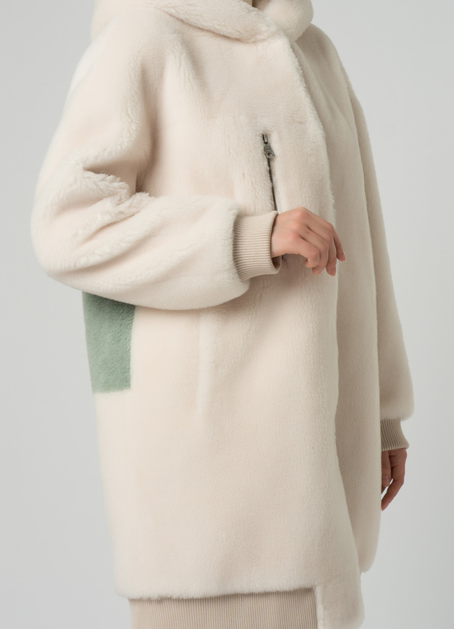 Бомбер из эко меха в белом цвете с капюшоном модель № 21140 универмаг малина