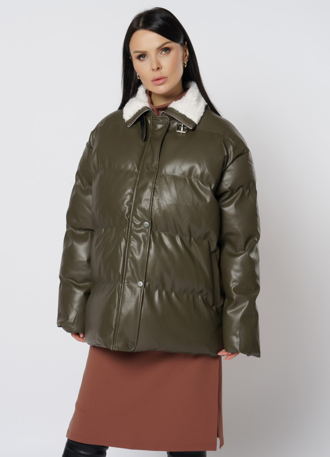 Куртка из эко кожи зеленого цвета с воротником стойкой модель № 21711 в кредит
