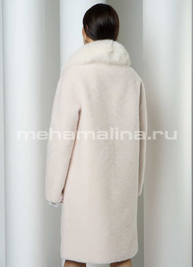 Светлое меховое пальто с отделкой из песца модель № 88157 в кредит