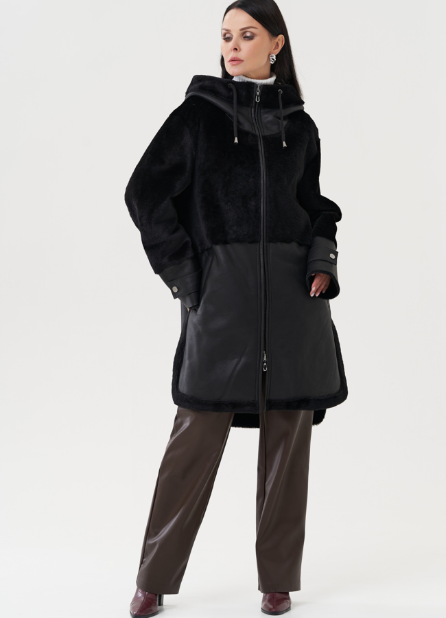 Женская дубленка черного цвета с капюшоном модель № 25523 меха малина