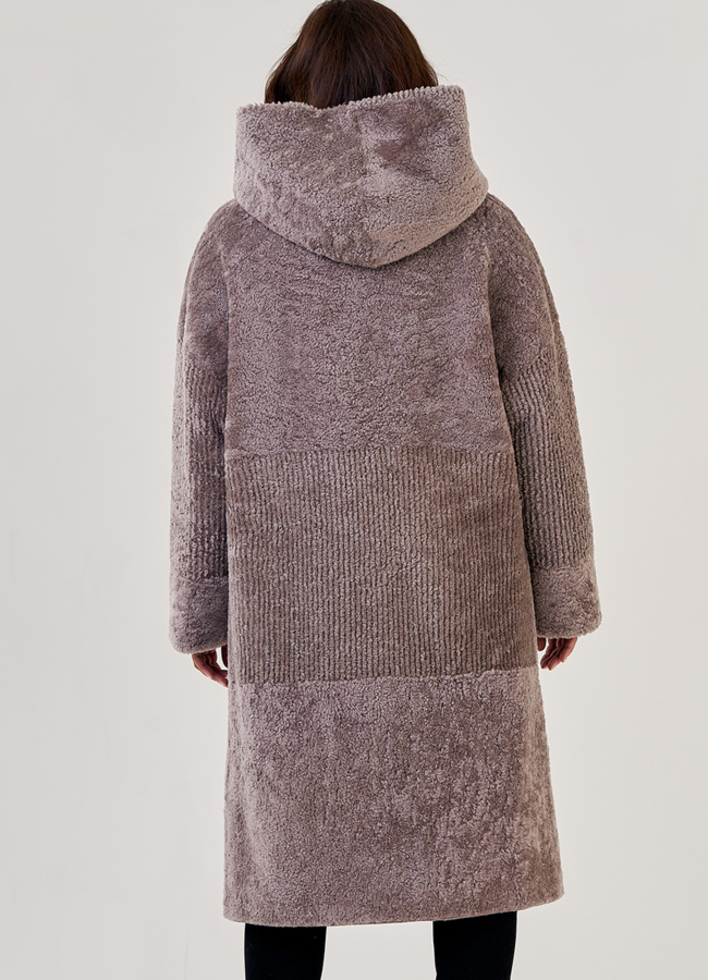 Шуба из овчины в сером цвете с капюшоном модель № 23212 в кредит