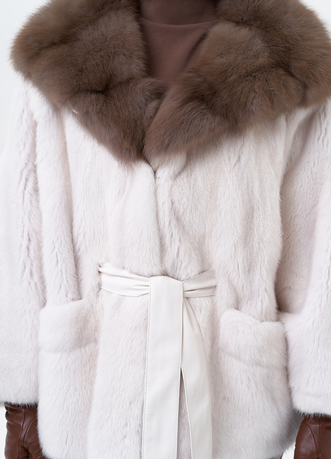 Короткая норковая шуба с капюшоном из меха куницы модель № 29263 универмаг малина