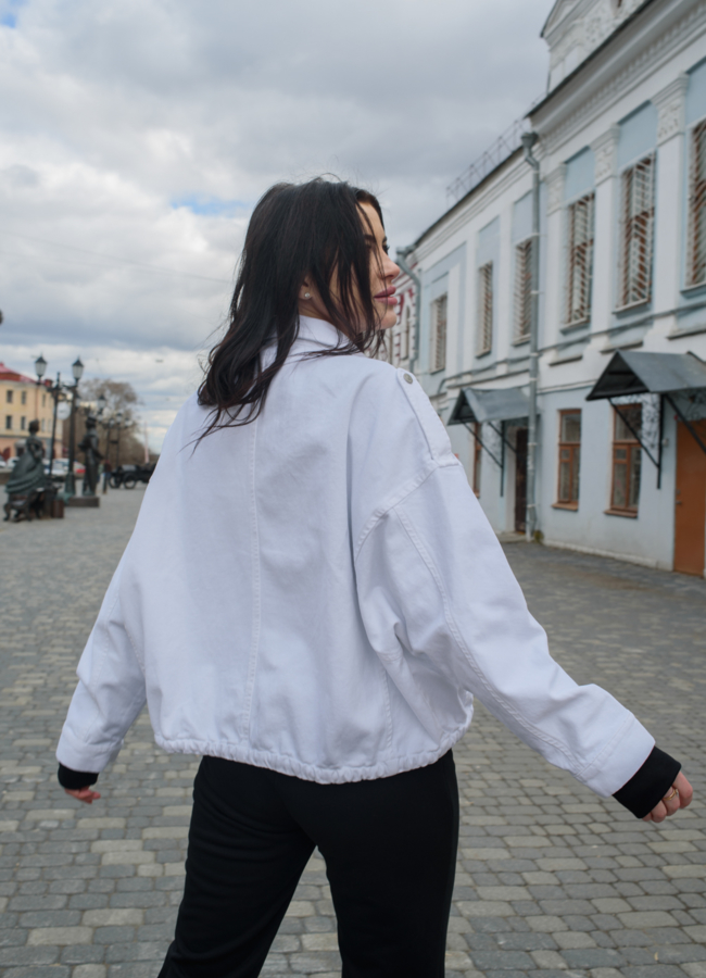 Куртка джинсовая белого цвета модель № 21180 в рассрочку