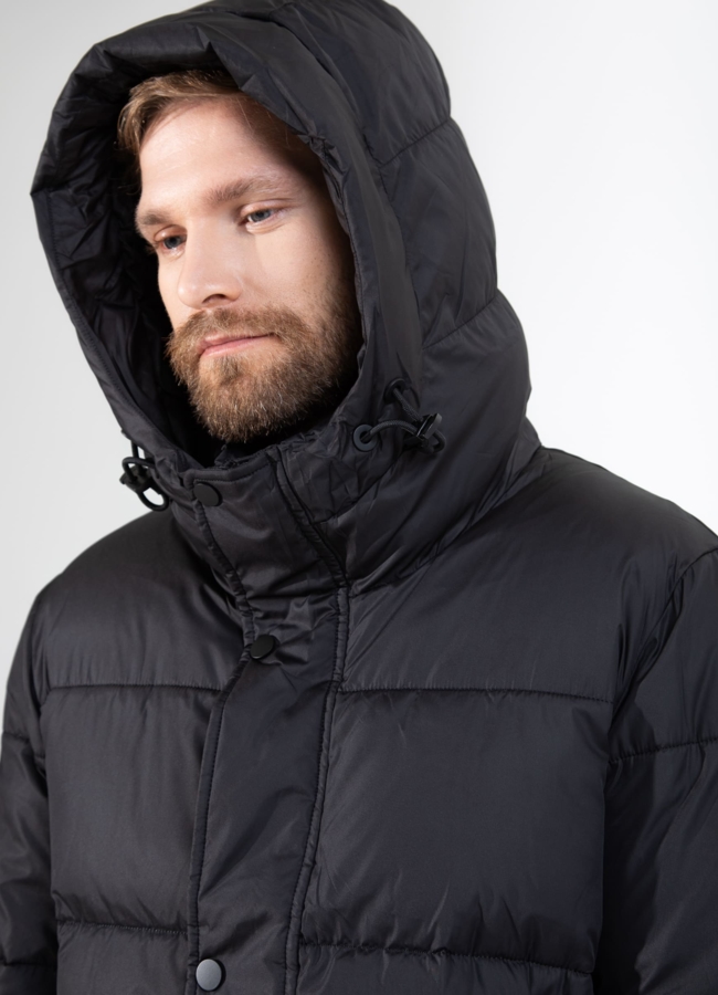 Мужской пуховик черного цвета с капюшоном  модель № 25905 универмаг малина