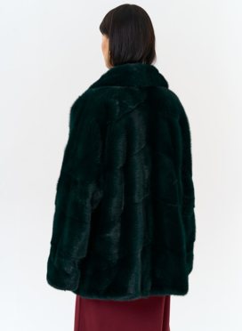 Шуба из меха норки с английским воротником в зеленом цвете