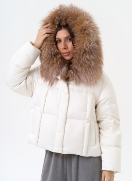 Женский пуховик с капюшоном из меха блюфрост