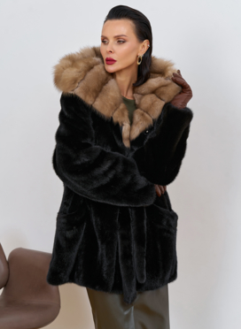 Норковая шуба с капюшоном из меха куницы