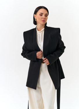 Женское укороченное пальто с акцентными плечами