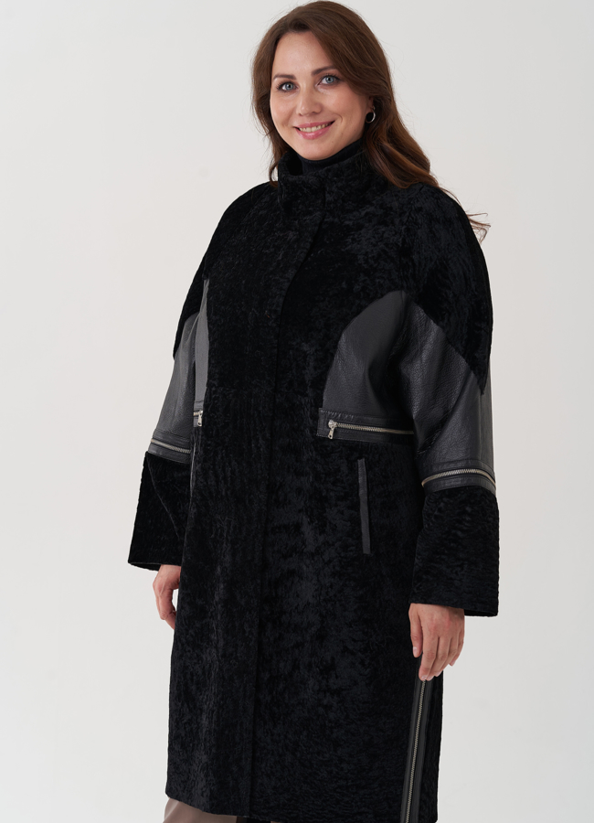 Женская дубленка черного цвета  модель № 82469 меха малина