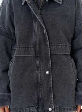 Женская утепленная джинсовая куртка с отделкой из эко меха