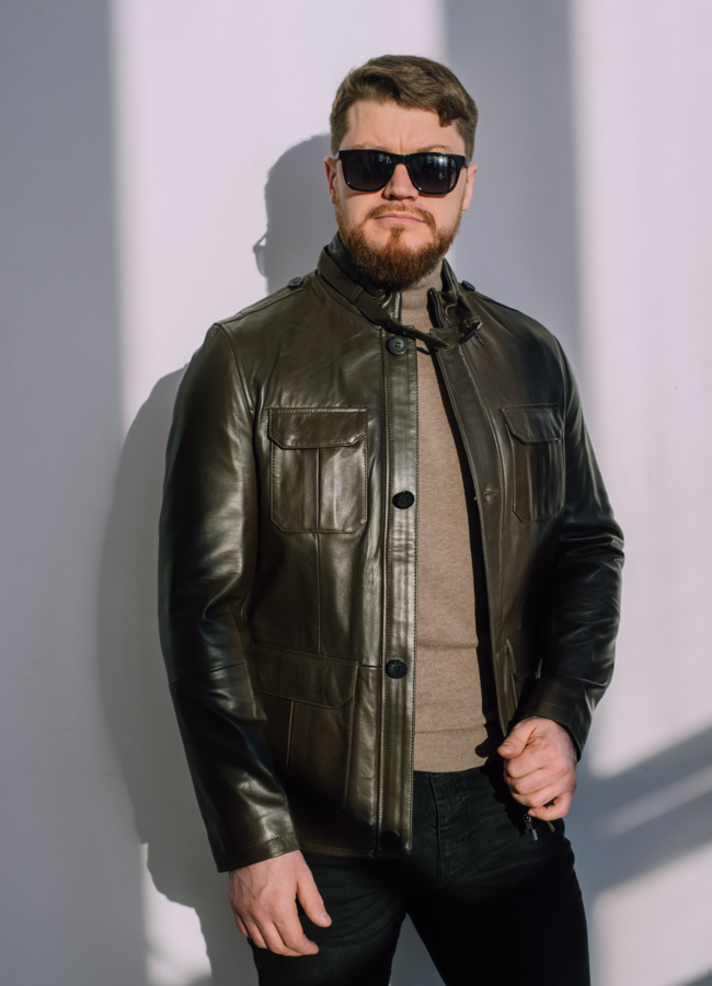 Мужская кожаная куртка на молнии  модель № 22546 меха малина