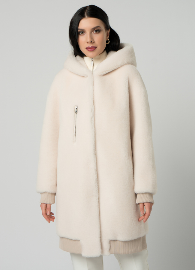 Бомбер из эко меха в белом цвете с капюшоном модель № 21140 меха малина