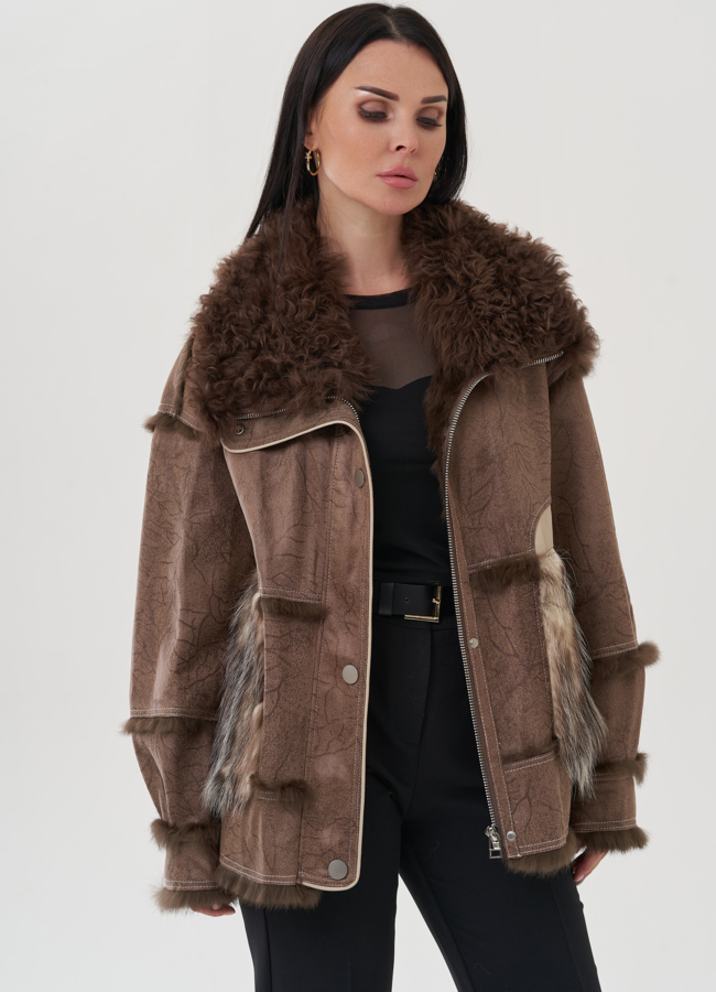 Женская куртка с отложным воротником шоколадного цвета модель № 25552 меха малина
