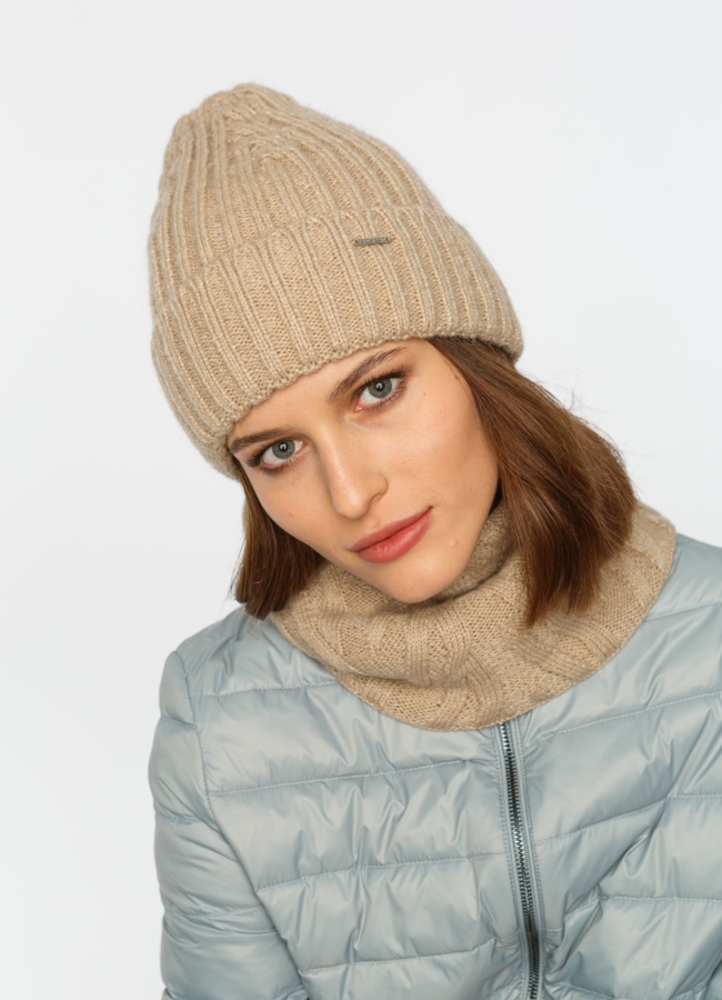 Шапка женская в бежевом цвете модель № 12071 меха малина