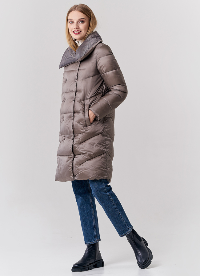 Удлиненный пуховик коричневого цвета  модель № 21889 универмаг малина