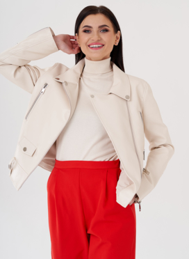 Светлая куртка косуха из эко кожи