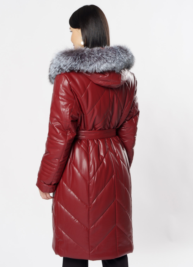 Пуховик из эко кожи красного цвета с поясом модель № 18259 в рассрочку