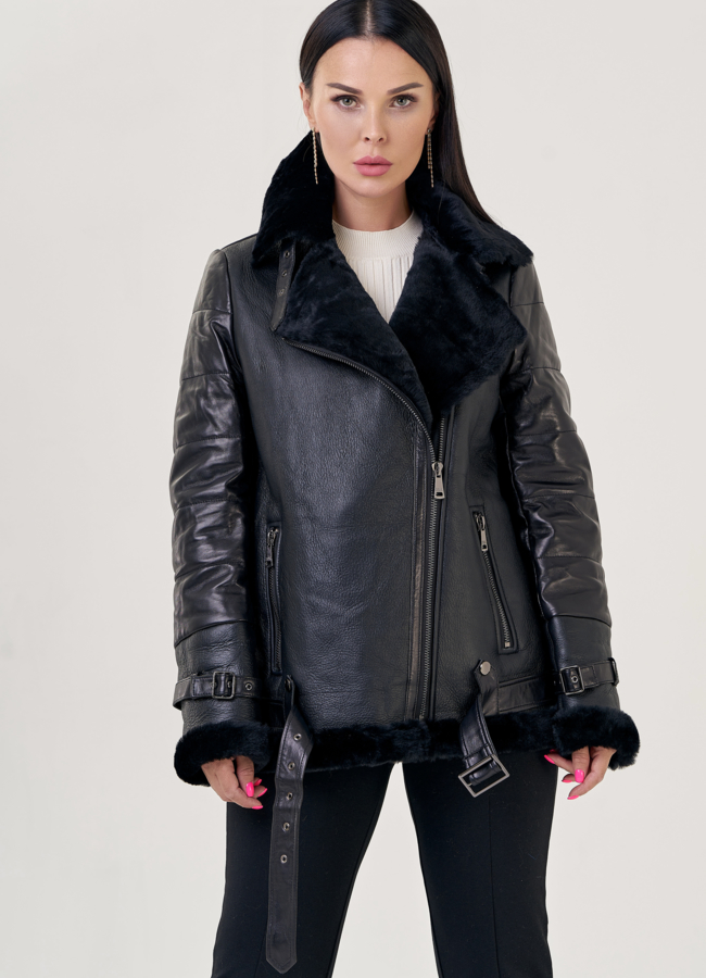 Кожаная куртка-косуха черного цвета  модель № 23261 меха малина