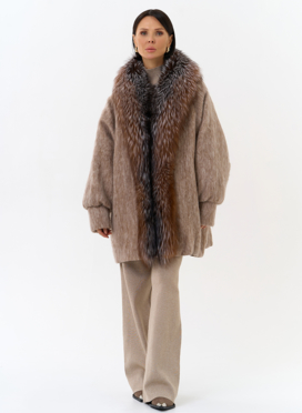 Женский удлиненный пуховик с отделкой из меха чернобурки