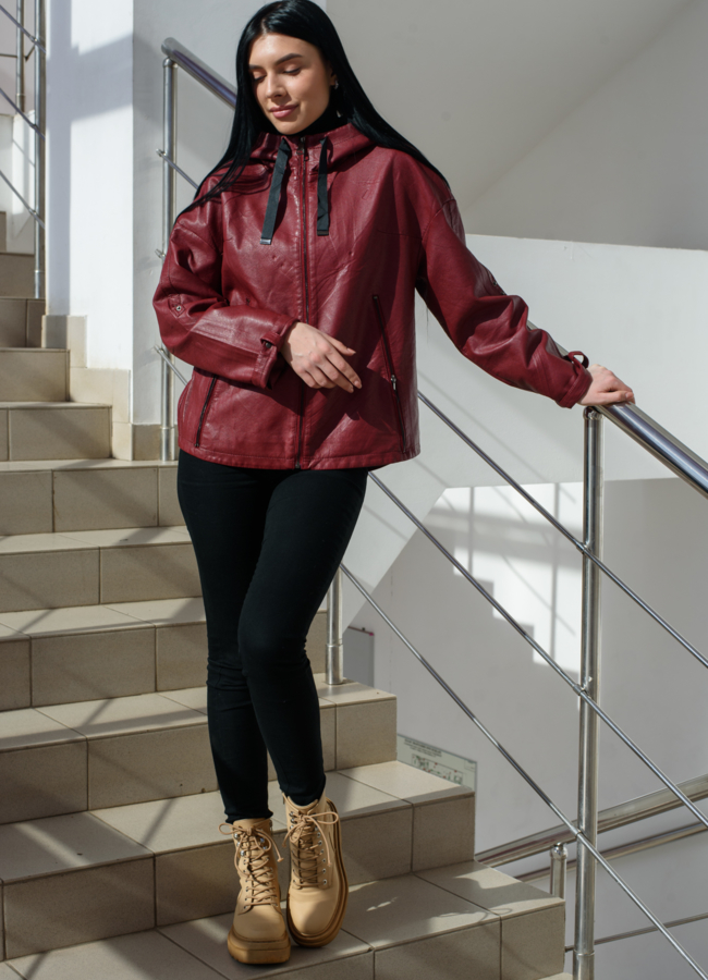 Куртка из эко кожи красного цвета с капюшоном  модель № 10518 меха малина