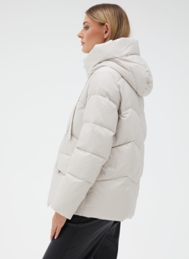 Женский светлый пуховик с капюшоном