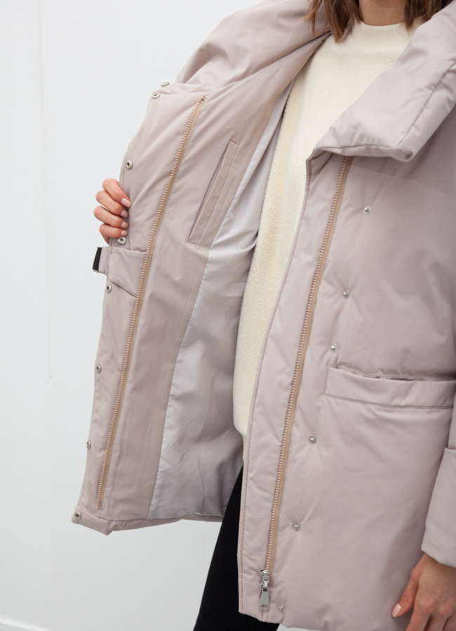 Пуховик женский бежевого цвета с капюшоном модель № 21078 в рассрочку