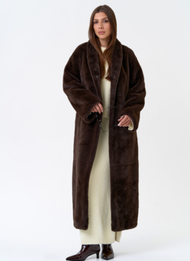 Длинное пальто из эко меха с декоративным поясом