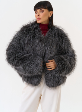 Короткая куртка из эко меха с декоративным поясом Короткая куртка из эко меха с декоративным поясом