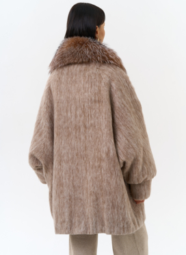 Женский удлиненный пуховик с отделкой из меха чернобурки