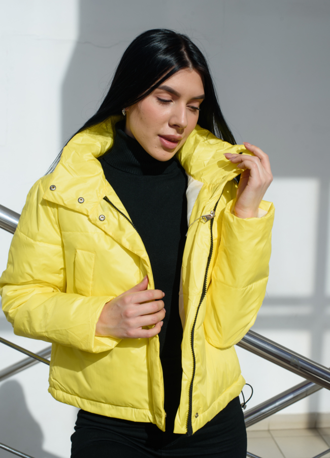 Женская куртка желтого цвета  модель № 22586 меха малина